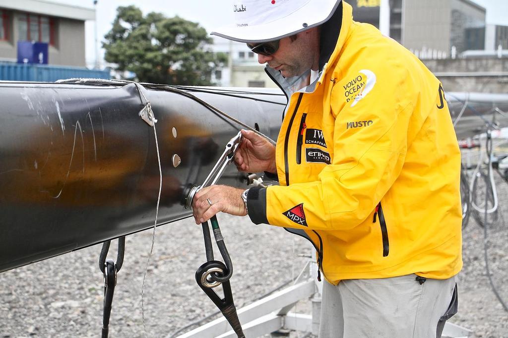 Shore crew working on Abu Dhabi rig - Southern Spars - Volvo Ocean Race © Richard Gladwell www.photosport.co.nz